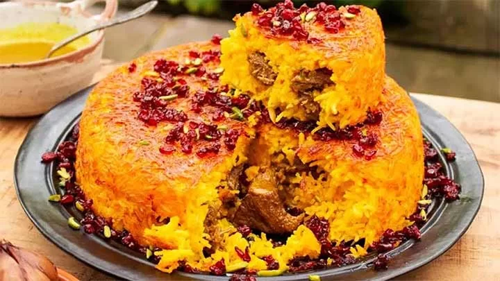 طرز تهیه ته چین آلو و اسفناج با مرغ؛ خوشمزه و مجلسی با دستور پخت اصیل 