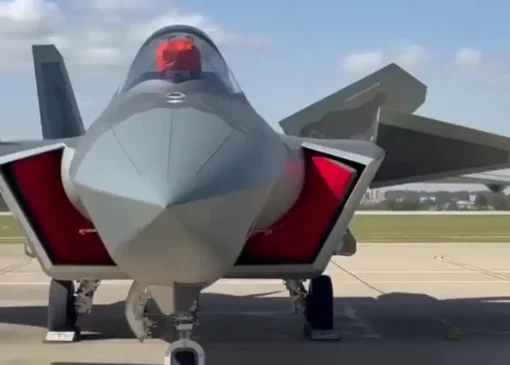 قدرت نمایی چین با نمایش جت جنگنده پنهان‌کار J-20