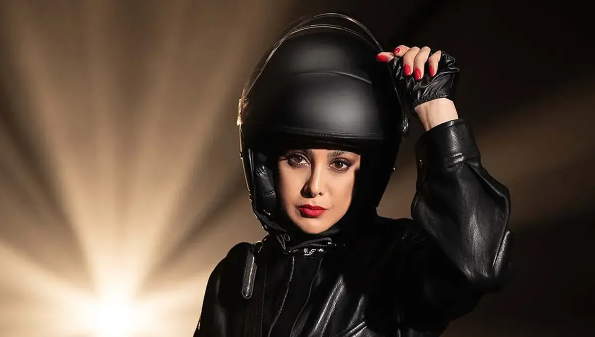 تحول در ژست‌های تبلیغاتی: آزاده صمدی «موتورسوار» شد! (عکس)