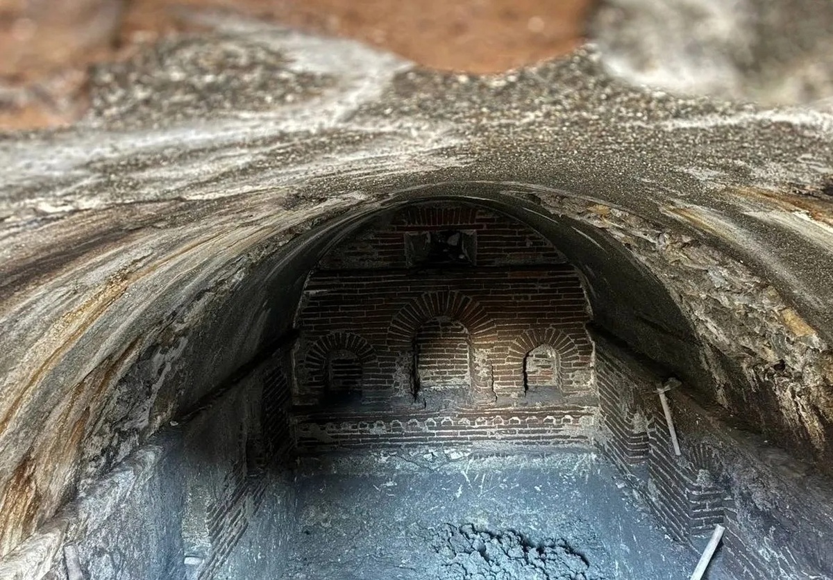 اتاقک زیرزمینی 1600 ساله در جریان آواربرداری زلزله کشف شد