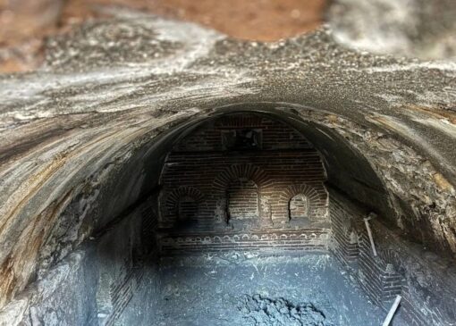 اتاقک زیرزمینی 1600 ساله در جریان آواربرداری زلزله کشف شد