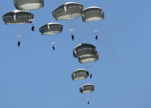 نجات معجزه آسای چترباز ارتش آمریکا از سقوط آزاد (فیلم)