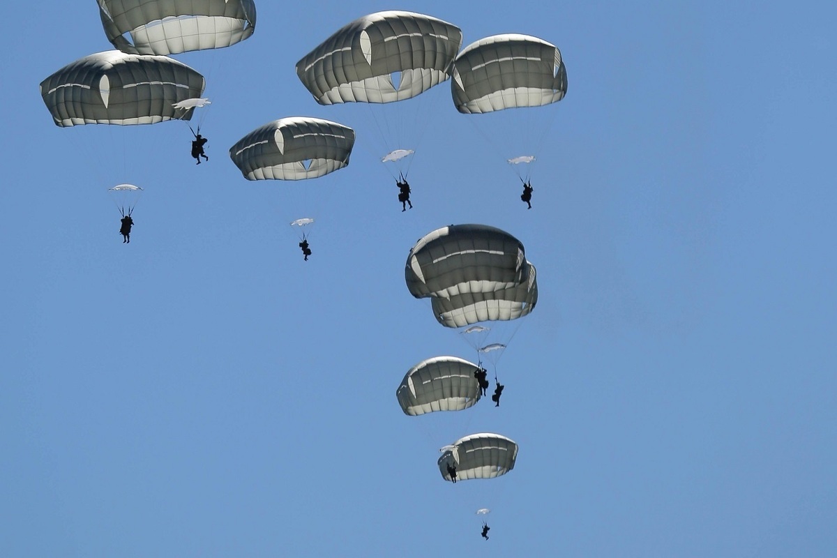 نجات معجزه آسای چترباز ارتش آمریکا از سقوط آزاد (فیلم)