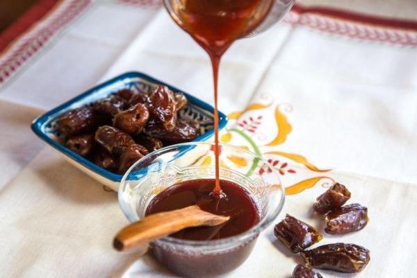 تهیه و تولید شیره خرما؛ هنر دیرینه مردم دلگان