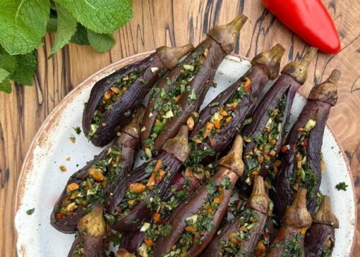 ۵ خاصیت شگفت‌انگیز ترشی بادمجان؛ دستور تهیه چاشنی پاییزی لذیذ و وسوسه‌انگیز