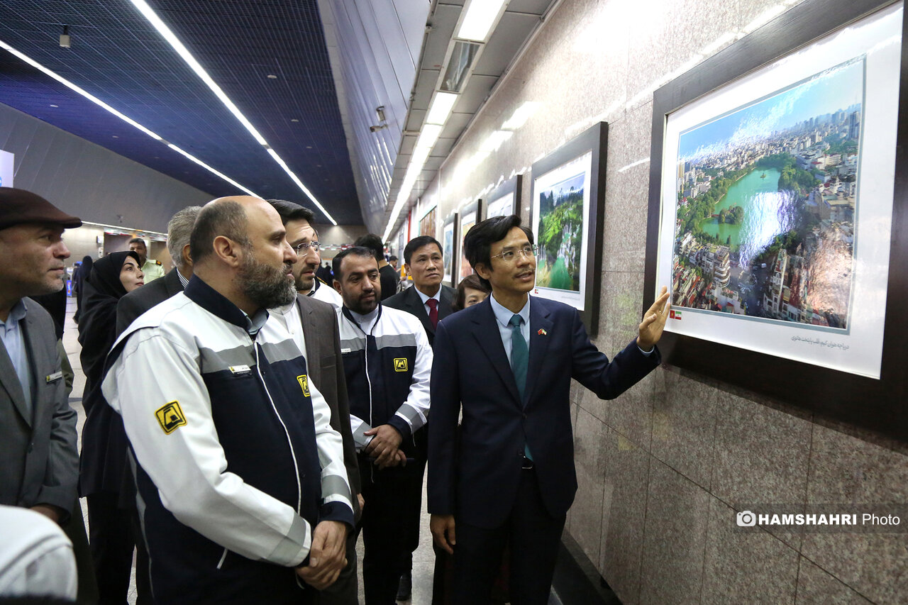 برگزاری نمایشگاه عکس ویتنام در ایستگاه مترو