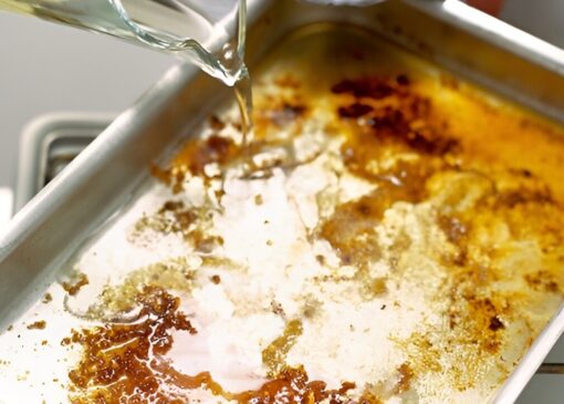 ۵ راهکار ساده و کاربردی برای تمیز کردن سینی فر سوخته و براق کردن آن