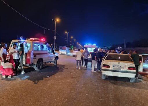 برخورد پژو با موتورسیکلت در جاده گراش به لار با سه مصدوم