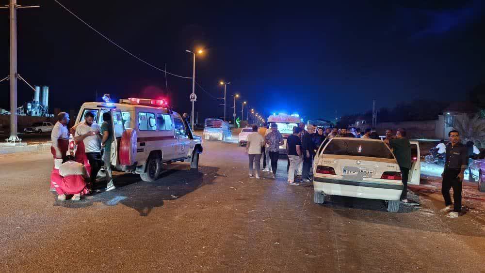 برخورد پژو با موتورسیکلت در جاده گراش به لار با سه مصدوم