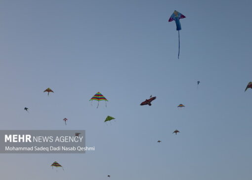 سنندج غرق در رنگ: پرواز هزاران بادبادک در آسمان شهر