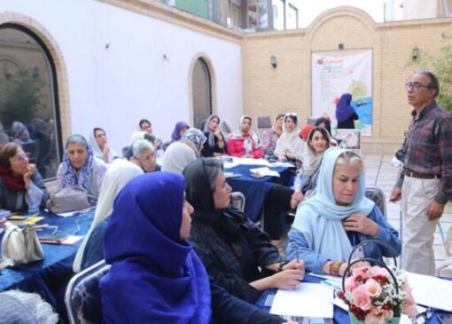 کودک، زبان عمل، بازی و تجربه را می‌داند نه سخنرانی!