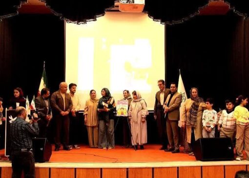 رونمایی از کتاب کودک با عنوان «سورنا و مصرف داروها» در شهر سنندج