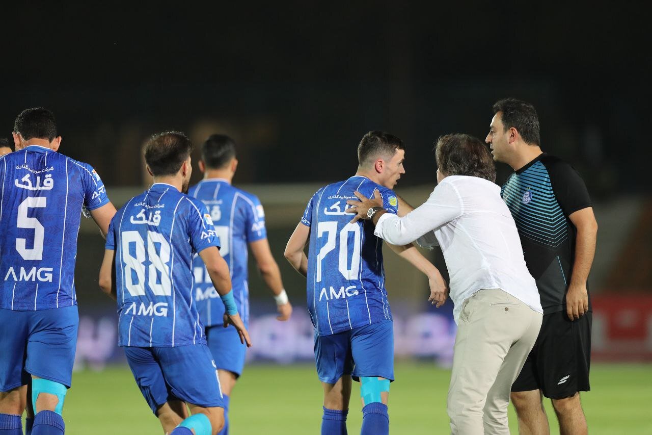 تشویق ساپینتو توسط استقلالی‌ها و نکته برداری سرمربی الوحدات