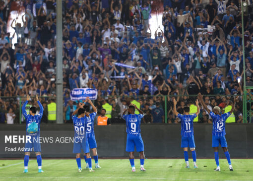 نظر هواداران استقلال در یک نیمه تغییر کرد؛ بالاخره بازیکنان خندیدند!