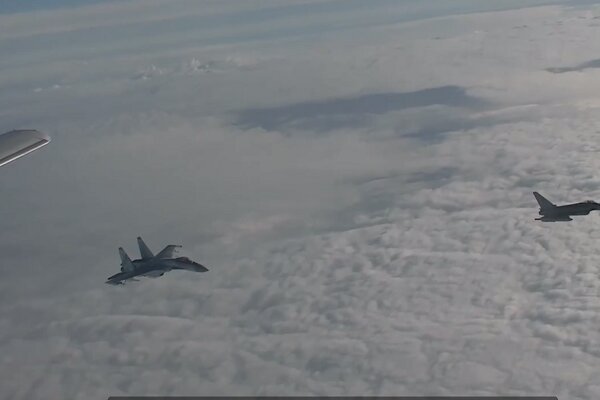 پرواز بمب‌افکن‌های راهبردی روسیه بر فراز آب‌های «بالتیک»+ فیلم