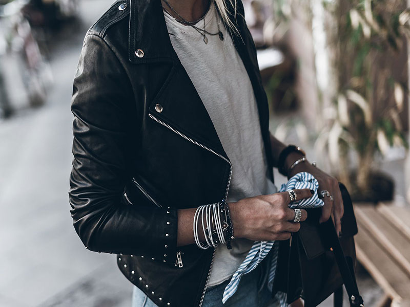 کت چرم رنگی با آیتم‌های خنثی