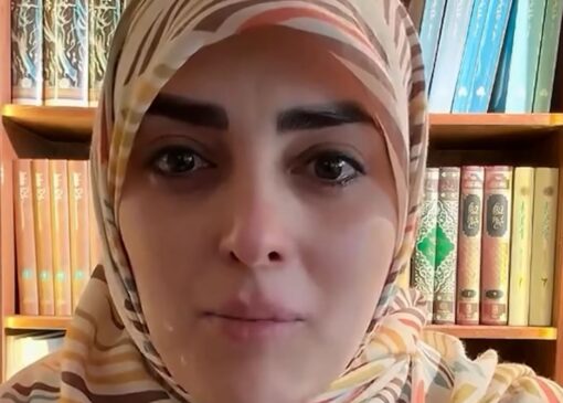 مجری زن صداوسیما با اشک از عقده کودکی‌اش گفت