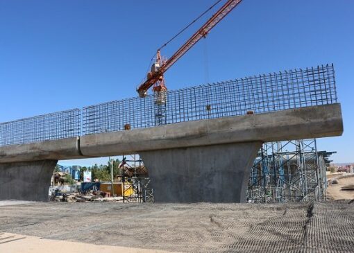 عملیات ساخت پل ۷ دهانه در مسیر راه آهن چابهار - زاهدان