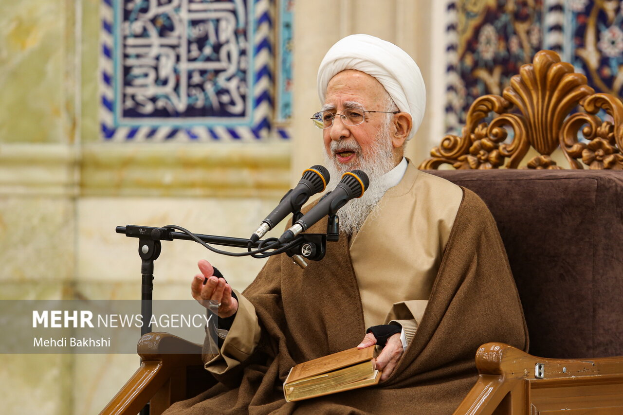 آیت الله جوادی آملی: هر سخن آسیب‌زا به نظام، نشانه بی‌خردی است