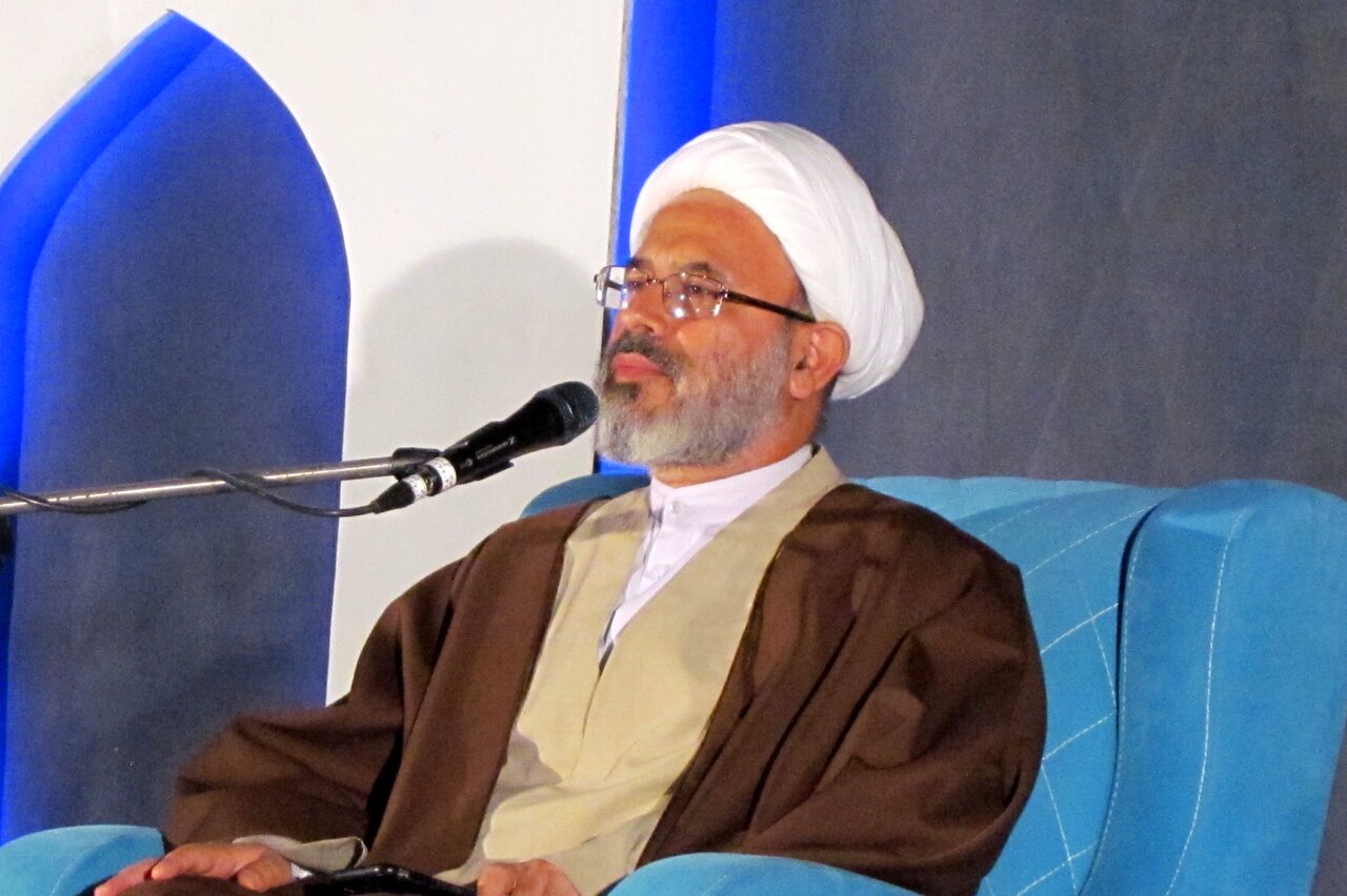 همان استادی که فقه یا ادبیات تدریس میکند، باید حواسش به طلبه باشد