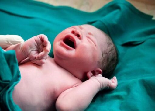 تولد نوزاد عجول در بالگرد هلال‌احمر