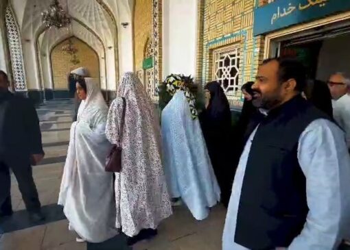 حضور گروهی از اندیشمندان و پزشکان هندی در حرم مطهر امام رضا (ع)