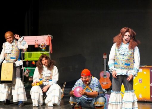 نمایش «دوره‌گردها» در سنندج؛ خلق لحظاتی شاد و آموزنده برای کودکان