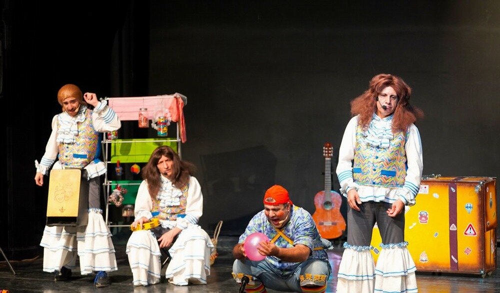 نمایش «دوره‌گردها» در سنندج؛ خلق لحظاتی شاد و آموزنده برای کودکان