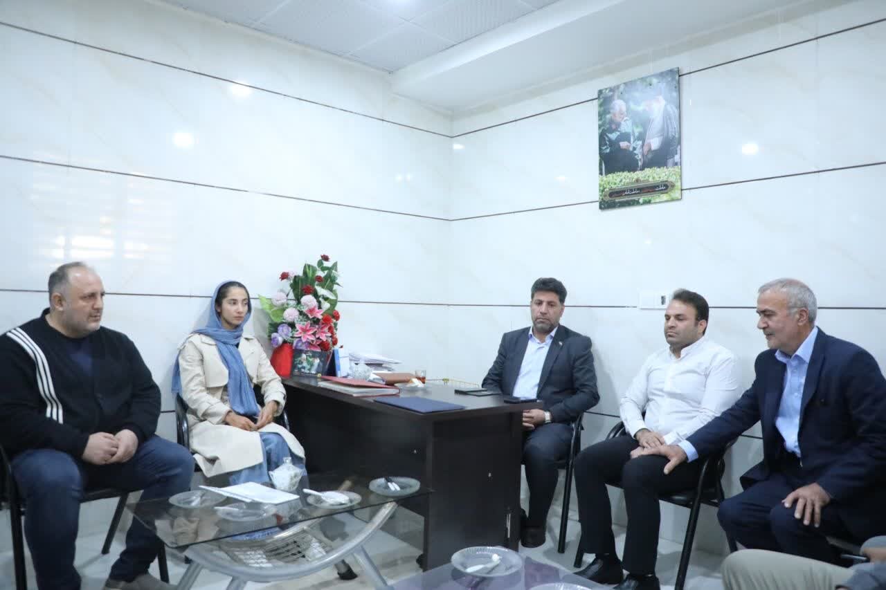 تقدیر مجمع خیرین ورزشی همدان از کیمیا زارعی قهرمان پرافتخار روئینگ