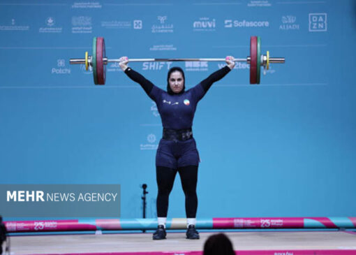 ششمی کریمی در حرکت یک‌ضرب وزنه برداری بانوان