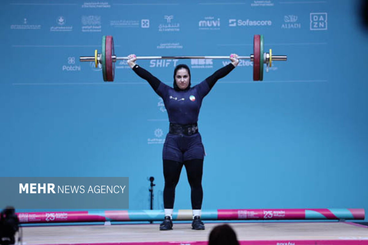 ششمی کریمی در حرکت یکضرب وزنه برداری بانوان