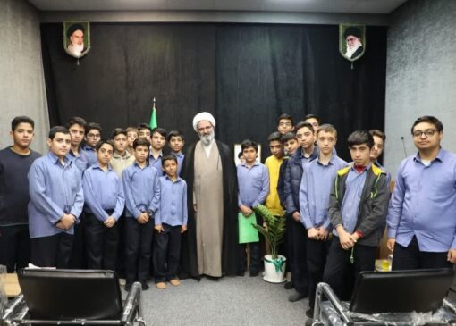 بالندگی نوجوان در گرو نزدیکی به خدا؛ نماز جماعت در مدارس ترویج شود