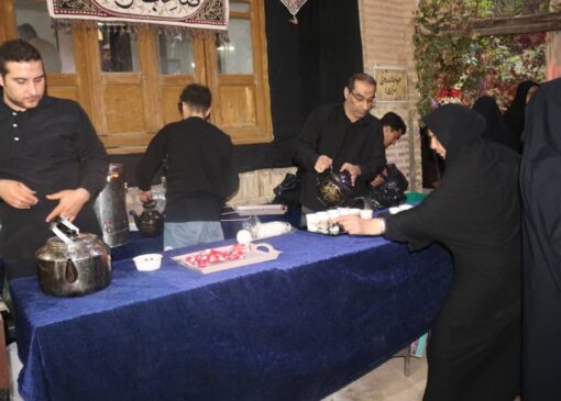 توزیع غذای نذری میان عزاداران فاطمی در خانه تاریخی مقدس زاده ساوه