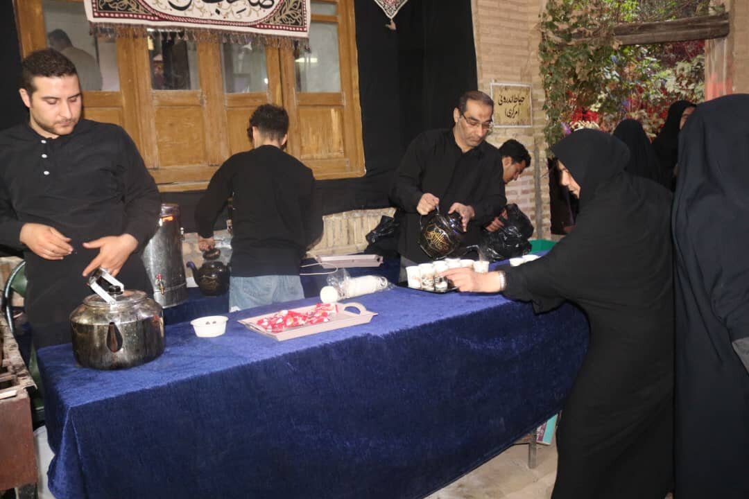 توزیع غذای نذری میان عزاداران فاطمی در خانه تاریخی مقدس زاده ساوه