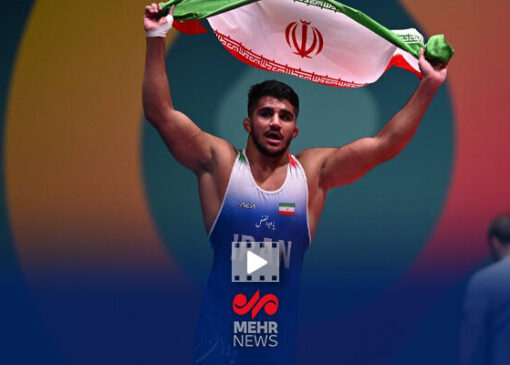 دور افتخار غلامرضا فرخی پس از کسب مدال طلای بازیهای کشورهای اسلامی
