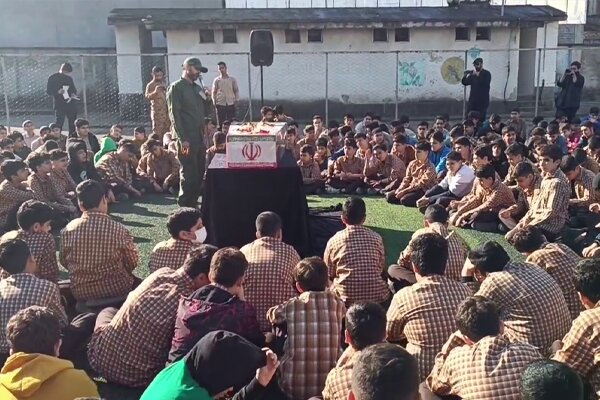 وداع دانشآموزان لاهیجان با پیکر مطهر شهید گمنام